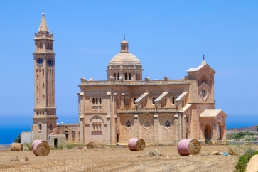 Att komma till Gozo är verkligen som att komma ut på landsbygden. En kyrka finns i varje liten by och höbalar syntes både här och där.