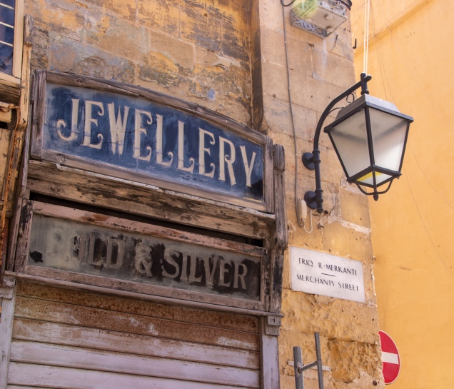 En gammal skylt från en nedlagd butik i Valletta, Malta.